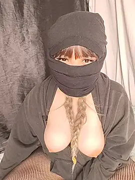 Snapshot of NomiHana chatting on June 13, 2:31 am NomiHana online show from June 13, 2:31 am