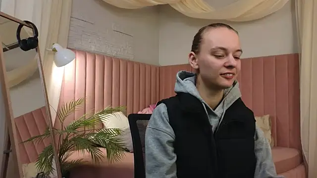 Snapshot of emma_chaser chatting on April 21, 1:29 am emma chaser online show from April 21, 1:29 am