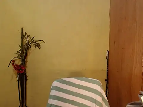Snapshot of HottestLadyYuna chatting on April 24, 4:59 am HottestLadyYuna online show from April 24, 4:59 am