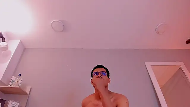 Snapshot of ThiagoVega_ chatting on April 3, 3:59 am ThiagoVega online show from April 3, 3:59 am