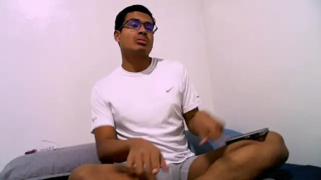 Snapshot of ThiagoVega_ chatting on April 19, 3:28 am ThiagoVega online show from April 19, 3:28 am