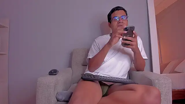 Snapshot of ThiagoVega_ chatting on April 21, 4:52 am ThiagoVega online show from April 21, 4:52 am