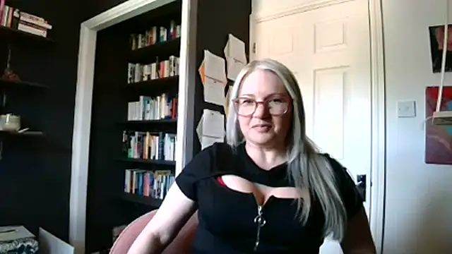 Snapshot of EmberSinn chatting on April 28, 10:53 am EmberSinn online show from April 28, 10:53 am