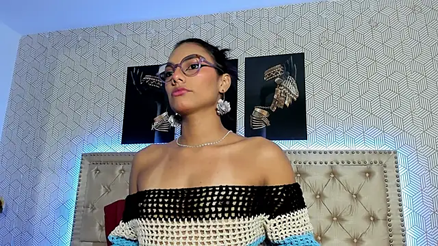 ValeAlvarez  online show from April 19, 5:56 pm