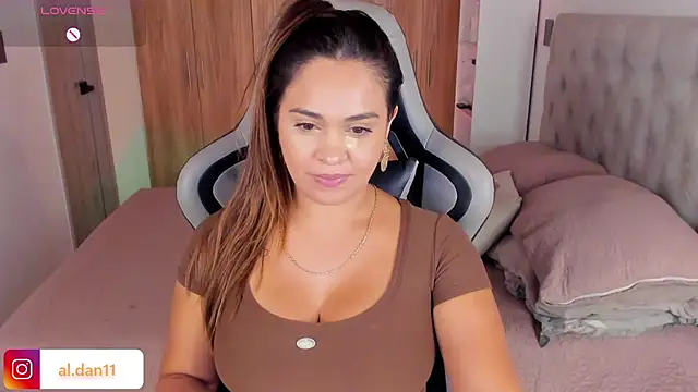 Snapshot of alana_dantes_ chatting on July 27, 8:38 pm alana dantes online show from July 27, 8:38 pm