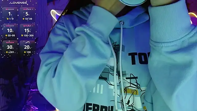 Snapshot of Tiiana_tay chatting on April 27, 3:04 am Tiiana tay online show from April 27, 3:04 am