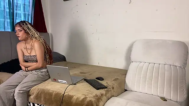 Snapshot of perceo_and_saddie chatting on May 24, 8:03 pm perceo and saddie online show from May 24, 8:03 pm