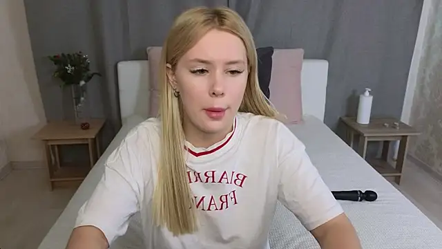 Snapshot of MelissaAvis chatting on June 3, 5:21 am MelissaAvis online show from June 3, 5:21 am
