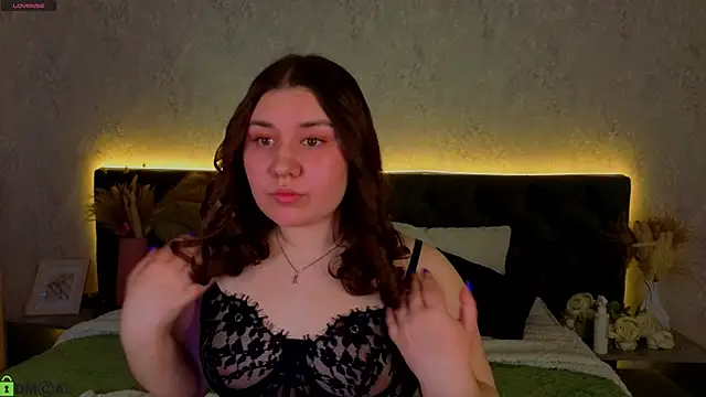 Snapshot of Maya_Raay chatting on April 11, 1:10 am Maya Raay online show from April 11, 1:10 am
