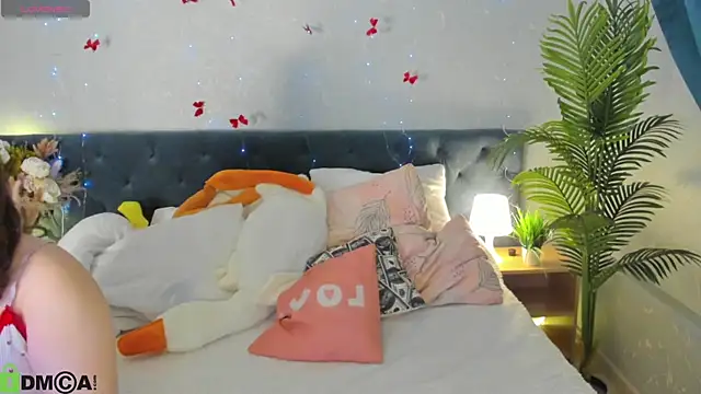 Snapshot of Maya_Raay chatting on April 17, 1:08 am Maya Raay online show from April 17, 1:08 am