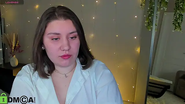 Snapshot of Maya_Raay chatting on May 5, 1:24 am Maya Raay online show from May 5, 1:24 am