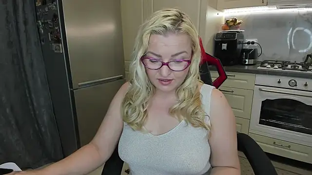 Snapshot of secr3tmistress chatting on April 18, 5:17 pm secr3tmistress online show from April 18, 5:17 pm