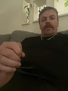 Snapshot of macfromoz chatting on April 29, 5:22 am macfromoz online show from April 29, 5:22 am