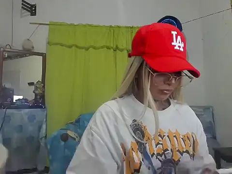 Snapshot of skinny_tyffany chatting on May 27, 5:04 am skinny tyffany online show from May 27, 5:04 am