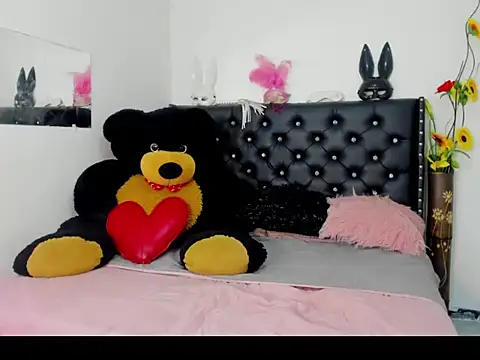 Snapshot of Alejandra_and_James_ chatting on April 9, 10:15 pm Alejandra and James online show from April 9, 10:15 pm