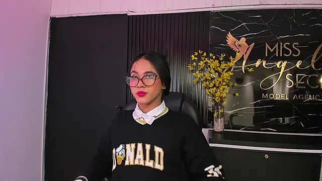 Snapshot of Miss_KhalifaDoll chatting on April 1, 4:02 am Miss KhalifaDoll online show from April 1, 4:02 am