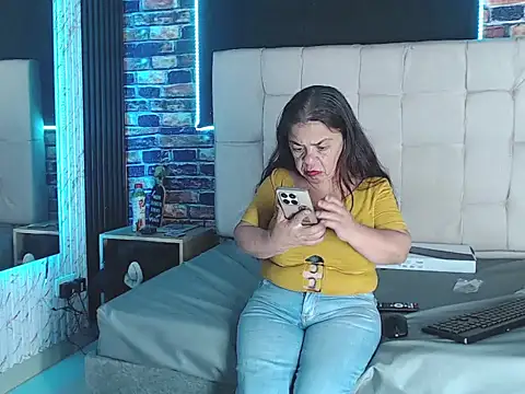 Snapshot of mialuna303av chatting on March 27, 1:33 am mialuna303av online show from March 27, 1:33 am