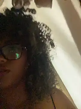 Snapshot of Kendra_curly chatting on June 25, 12:21 am Kendra curly online show from June 25, 12:21 am