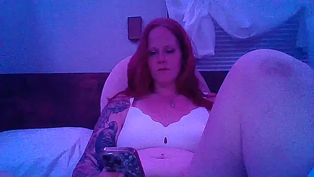 Snapshot of RedVelvetVixen chatting on May 24, 4:17 am RedVelvetVixen online show from May 24, 4:17 am