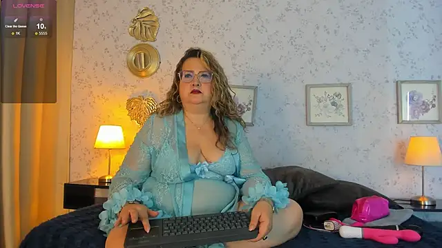 Martinacurvy  online show from June 5, 10:43 am