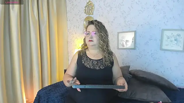 Martinacurvy  online show from June 19, 10:08 am