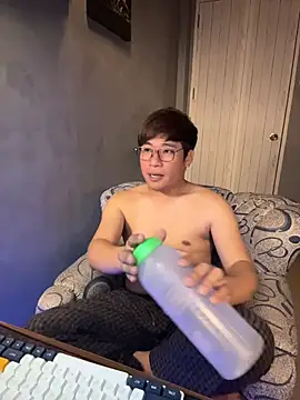 Snapshot of Titanryu chatting on April 8, 4:07 pm Titanryu online show from April 8, 4:07 pm