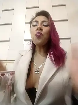 Snapshot of tatianabelli chatting on May 4, 6:04 pm tatianabelli online show from May 4, 6:04 pm