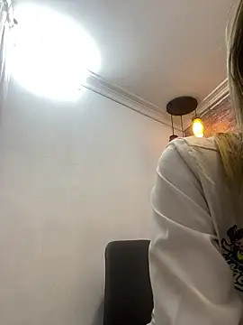 Snapshot of AlanaBrunetteX_X chatting on May 26, 10:28 pm AlanaBrunetteX X online show from May 26, 10:28 pm