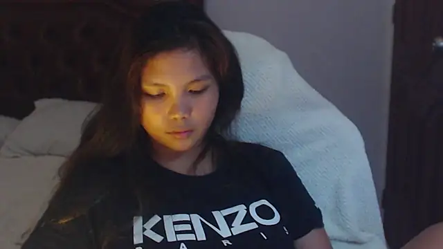Snapshot of sweet_21_1 chatting on April 1, 1:34 pm sweet 21 1 online show from April 1, 1:34 pm