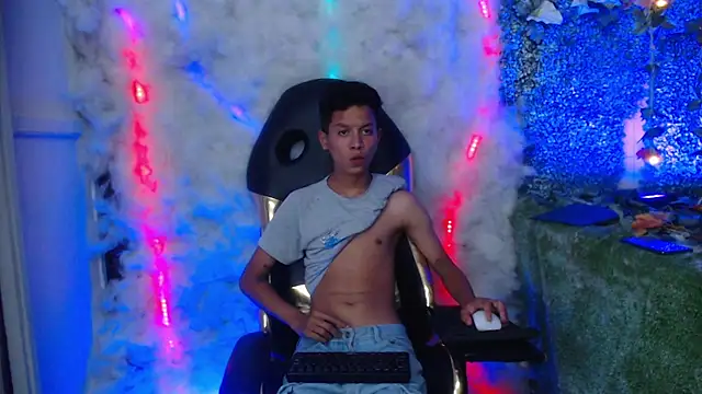 Snapshot of camilo_hott3 chatting on March 26, 9:09 pm camilo hott3 online show from March 26, 9:09 pm