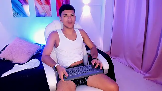 Snapshot of SeanStonee chatting on May 26, 11:34 pm SeanStonee online show from May 26, 11:34 pm