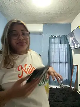 Snapshot of C1N09 chatting on May 3, 6:03 pm C1N09 online show from May 3, 6:03 pm