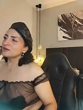 Snapshot of evazul chatting on June 25, 5:07 am evazul online show from June 25, 5:07 am