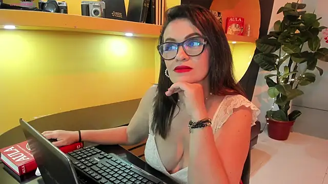 Snapshot of BiancaRoyalle chatting on April 18, 9:15 pm BiancaRoyalle online show from April 18, 9:15 pm