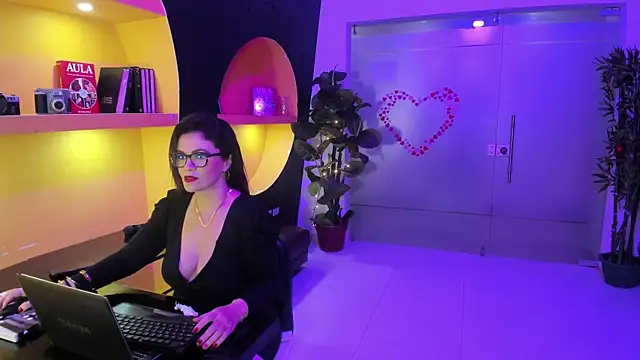 Snapshot of BiancaRoyalle chatting on April 24, 9:17 pm BiancaRoyalle online show from April 24, 9:17 pm