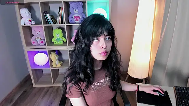 Snapshot of Saphyralux chatting on June 17, 9:49 pm Saphyralux online show from June 17, 9:49 pm