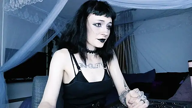 Snapshot of H3xD0ll chatting on April 26, 1:20 pm H3xD0ll online show from April 26, 1:20 pm