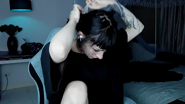 Snapshot of H3xD0ll chatting on May 3, 4:24 pm H3xD0ll online show from May 3, 4:24 pm