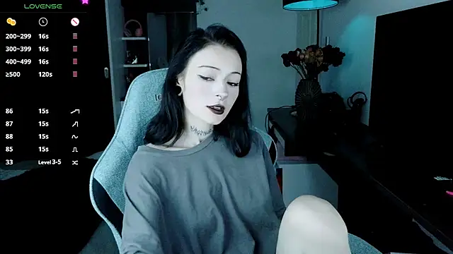 Snapshot of H3xD0ll chatting on May 16, 11:53 am H3xD0ll online show from May 16, 11:53 am