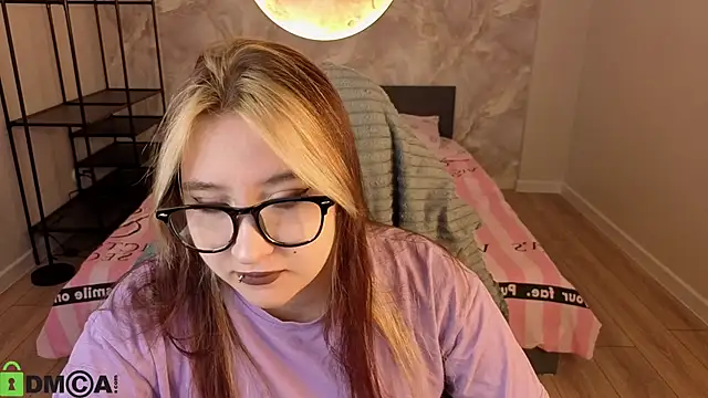 Snapshot of Luna_Host chatting on April 7, 1:28 am Luna Host online show from April 7, 1:28 am