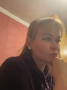 Snapshot of Kirasweetlove chatting on May 1, 7:51 pm Kirasweetlove online show from May 1, 7:51 pm
