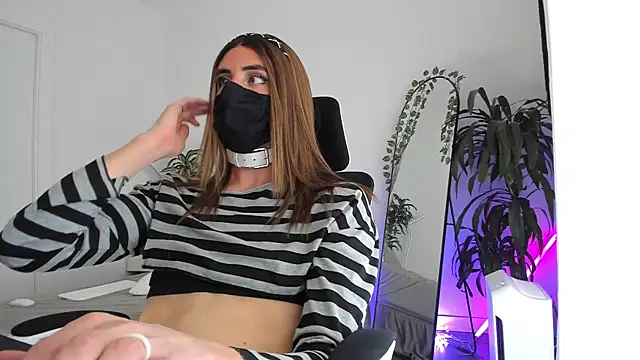 Snapshot of LilyReina chatting on April 6, 6:09 pm LilyReina online show from April 6, 6:09 pm