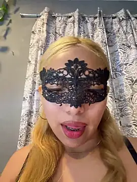 Snapshot of Maddyloveee chatting on May 28, 1:03 am Maddyloveee online show from May 28, 1:03 am