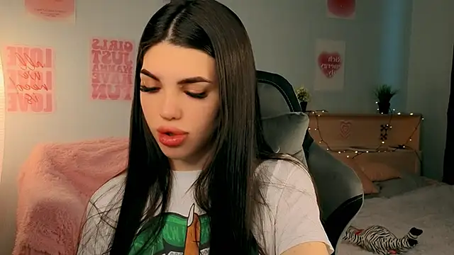 Snapshot of molly_rettyy chatting on April 26, 3:48 am molly rettyy online show from April 26, 3:48 am