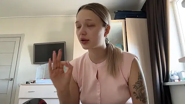 Snapshot of KazukoChristie chatting on March 30, 6:36 am KazukoChristie online show from March 30, 6:36 am