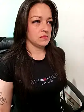 Snapshot of Isa_bluee chatting on May 5, 1:57 am Isa bluee online show from May 5, 1:57 am