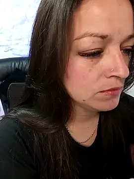 Snapshot of Isa_bluee chatting on May 7, 12:43 pm Isa bluee online show from May 7, 12:43 pm