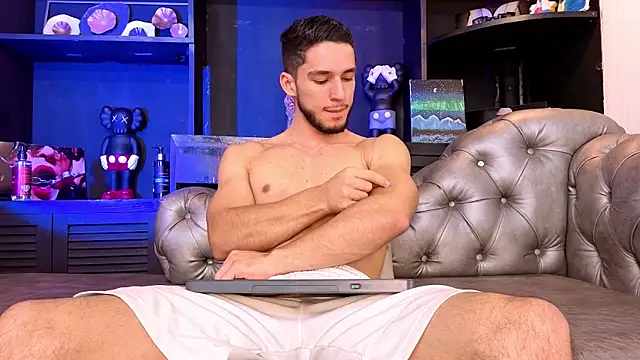 Snapshot of axel_tone chatting on April 17, 10:46 pm axel tone online show from April 17, 10:46 pm