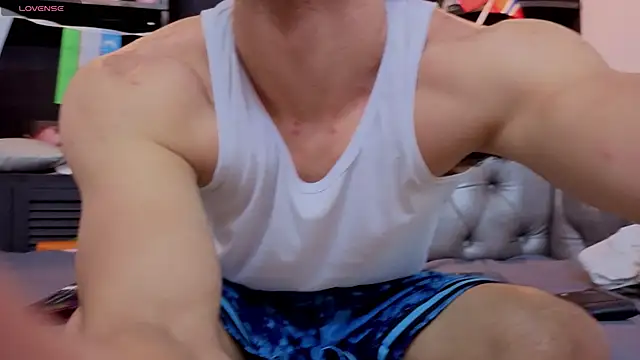 Snapshot of axel_tone chatting on June 26, 10:03 pm axel tone online show from June 26, 10:03 pm