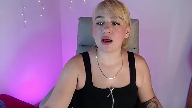 Snapshot of Carolina_2403 chatting on May 17, 7:43 pm Carolina 2403 online show from May 17, 7:43 pm
